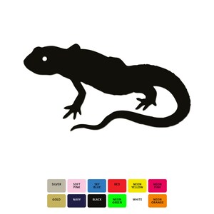 Puede incluir: Silueta negra de un lagarto con cola larga y cuatro patas sobre fondo blanco. Debajo, muestras de color: plata, rosa claro, azul cielo, rojo, amarillo neón, rosa neón, oro, marino, negro, verde neón, blanco y naranja neón.