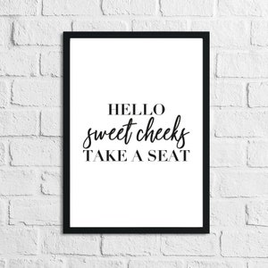 Könnte beinhalten: Schwarz-weißes druckbares Wandbild mit dem Text "HELLO sweet cheeks TAKE A SEAT".