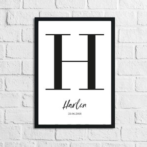 Può includere: Stampa incorniciata in bianco e nero con una grande lettera H, il nome Harlen e la data 21.06.2018.