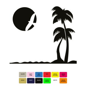 Puede incluir: Silueta negra de dos palmeras con un círculo negro y un pájaro volando fuera de él por encima de los árboles. Los árboles están sobre una línea negra que representa la arena.