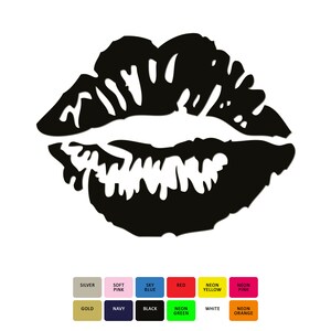 Puede incluir: Una impresión de labios negros sobre un fondo blanco. La imagen incluye una paleta de colores plata, rosa suave, azul cielo, rojo, amarillo neón, rosa neón, oro, azul marino, negro, verde neón, blanco y naranja neón.