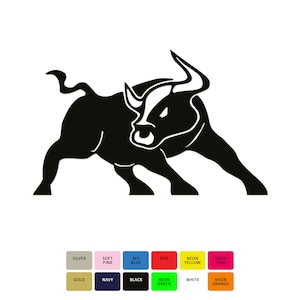 Puede incluir: Una silueta negra de un toro cargando con cuernos. El toro está mirando hacia la izquierda y tiene una expresión feroz.