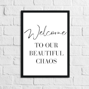 Peut inclure: Art mural noir et blanc imprimable avec le texte "Bienvenue dans notre beau chaos".