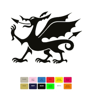 Puede incluir: Silueta negra de un dragón con las alas extendidas. El dragón está mirando hacia el lado izquierdo de la imagen. El dragón es un diseño estilizado con un contorno simple y audaz.