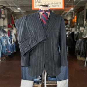 Size 40, 35x27 Brooks Brother Charcoal Gray Pinstriped 3 roll 2 3pc Suit 2319