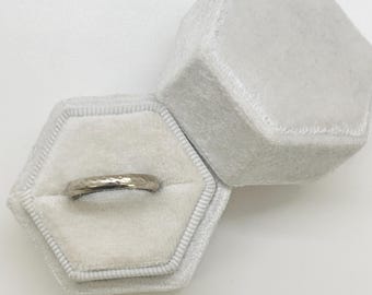 Vintage 14K White Gold Band with Simple Pattern – Size 6