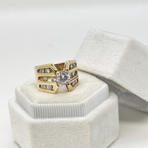 14K Gold Diamond Ring with CZ center Stone - Size 5.5