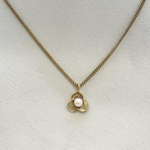Vintage 14K Yellow Gold Flower Pendant with Pearl