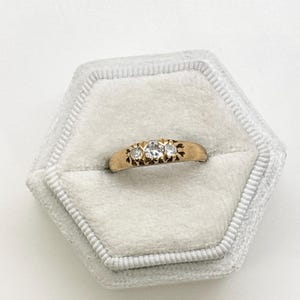 Vintage 18K Yellow Gold Ring with Clear Stones – Size 6