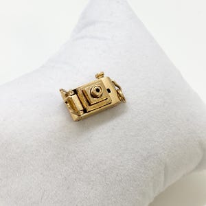 Camera Pendant with Pop-Out Lens | 14K Yellow Gold