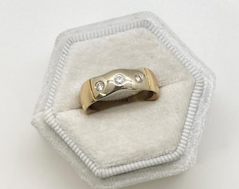 18K Yellow Gold Ring with Three Diamonds - Size 5 1/2