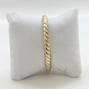 Beautiful 14K Gold Spiral Pattern Bracelet