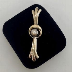 Vintage Pearl Crescent Moon Brooch – 1940s 14K Gold & Silver Celestial Pin