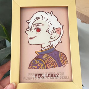 Puede incluir: Una ilustración enmarcada de un personaje de pelo blanco y ojos rojos, que lleva una chaqueta con estampado morado y dorado. El texto debajo dice "Precious thing? You always stare so eagerly. Yes, Love?"