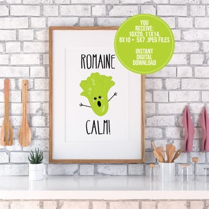 Op de afbeelding: Een downloadbare digitale print van een grappige keukenprint met een cartoon romaine sla met de tekst "ROMAINE CALM!" Je ontvangt JPEG-bestanden in de formaten 40x50 cm, 28x35 cm, 20x25 cm en 13x18 cm.