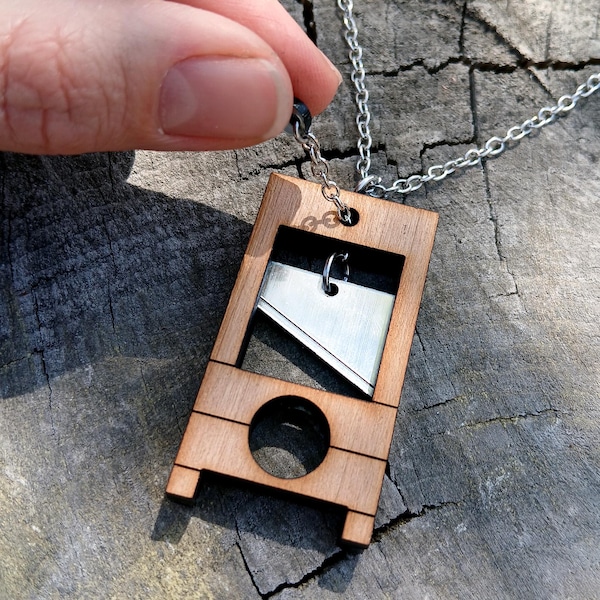 Collar con colgante de guillotina *Piezas móviles* Gran guillotina de madera de la Revolución Francesa