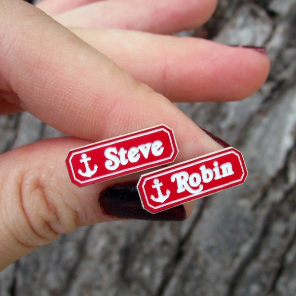 Steve & Robin Scoops Ahoy - Pendientes con placa de nombre, joyería para fans de Stranger Things, accesorios para cosplay