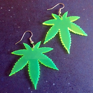 Große Neon Grüne Topf Blatt Ohrringe, Blacklight Reactive Festival Rave Schmuck