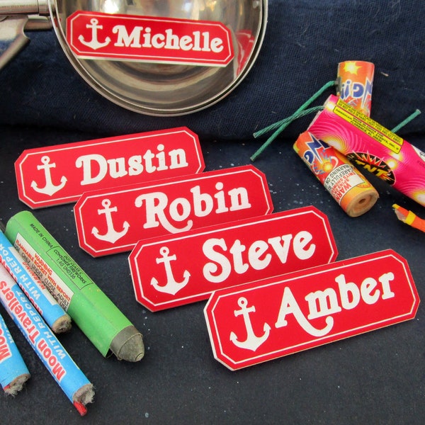 Personalisierbare Schaufeln Ahoi Uniform Kostüm Benutzerdefinierte Namensschild - Stranger Things Steve oder Robin Name Badge Cosplay - Pin oder Magnet Rückseite