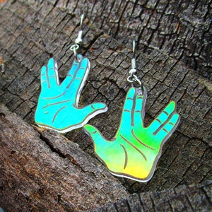 Boucles d'oreilles Vulcain Salute, bijoux pendants fabriqués à la main en acrylique irisé, cadeau de science-fiction hypoallergénique et sans nickel