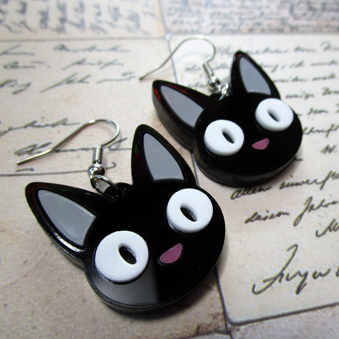 ジジ猫の顔が揺れるアニメイヤリング、魔女の宅急便にインスパイアされ