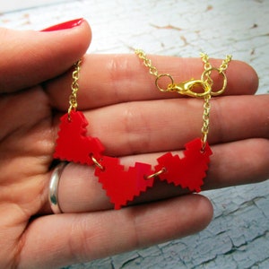 Collar retro de píxeles con forma de corazón rojo, contenedor de vida de chica gamer retro, regalo de San Valentín de 8 bits