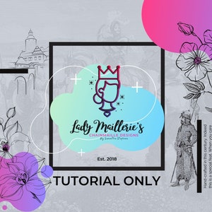 Może przedstawiać: Niebiesko-białe logo z koroną i tekstem "Lady Maillerie's Chainmaille Designs by Samantha Stephens Est. 2018". Logo jest otoczone różowo-niebieskim kółkiem z gradientem. Tekst "TUTORIAL ONLY" znajduje się pod logo.