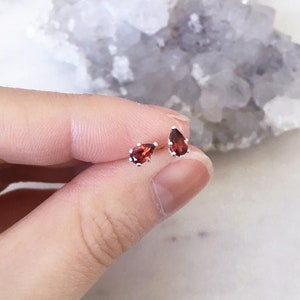 Roter Granat Tropfen Schmuck Januar Geburtsstein Schmuck Mini Granat Edelstein Ohrringe Pear Schnitt Edelstein Ohrringe Dainty Ohrstecker Piercing