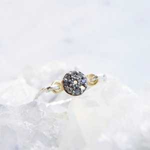 Anillo de piedras preciosas modernas, anillo de diamantes en bruto, regalo de joyería, joyería australiana, banda pavé de diamantes naturales, anillo de declaración moderno atemporal hecho a mano