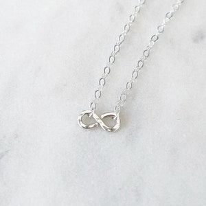 Collier infini en argent délicat Bijoux en argent délicat minimaliste Cadeau d'anniversaire pour femme Collier superposé avec breloques à l'infini pour un ami image 1