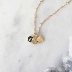 Collar delicado de oro personalizado con inicial personalizada, regalo para madre, colgante de letra hecho a mano, regalo minimalista para dama de honor.