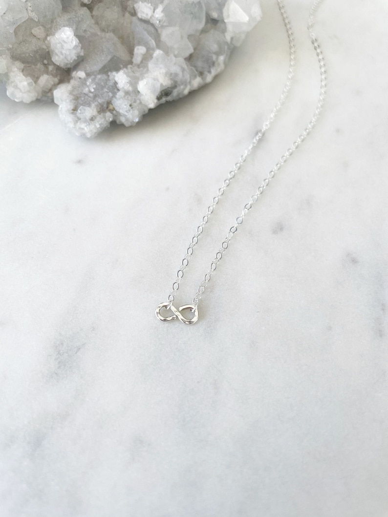 Collier infini en argent délicat Bijoux en argent délicat minimaliste Cadeau d'anniversaire pour femme Collier superposé avec breloques à l'infini pour un ami image 1