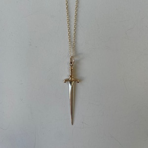 Collar de joyería Helen Wang: eslabones chapados en oro de 14 quilates, espada de plata de ley y bronce