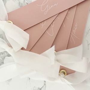 Etiquetas para tarjetas de lugar con tinta blanca y rosa ruborizada