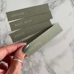 Marque-places vert sauge avec encre blanche