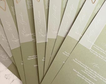 Menú de boda en color verde salvia con o sin tarjeta de lugar en el plano de la mesa del día.