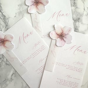 Bröllopsmeny med placeringskort i blush-rosa blommigt bröllop