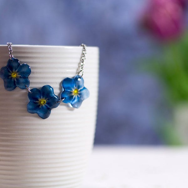 Collier fait main Forget-me-not, translucide. Il vient dans une boîte cadeau.