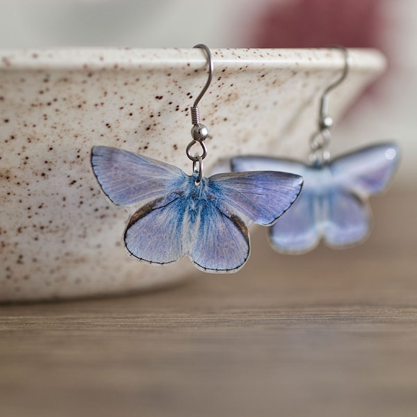 Boucles d’oreilles papillon bleu bébé. Les bijoux transparents, magnifiques et uniques arrivent dans une boîte-cadeau. Fabriqué à la main au Royaume-Uni.