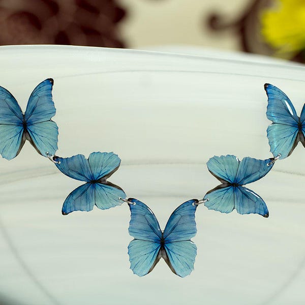 Collier bleu de papillons morpho. Bijoux de déclaration faits à la main. On dirait un vrai papillon.