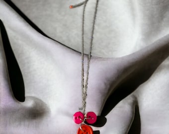 Rope chain button pendant necklace.