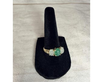 Anel vintage em ouro 14K com calcedônia verde e branca em cabochão, marca HN, tamanho 7,5.