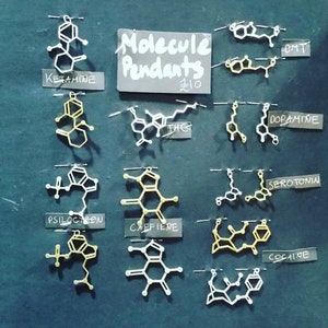 Collar con colgante de estructura genética de ADN de varias moléculas