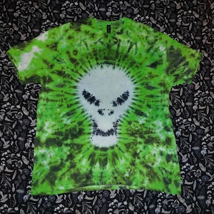 Camiseta de calavera tie-dye: moda gótica verde, hecha a medida