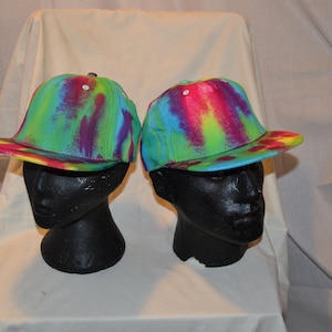 Cappello da festa con chiusura a scatto tie-dye fatto a mano, arcobaleno e multicolore