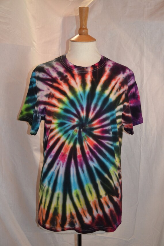 how to tie dye rainbow spiral black stripes t shirt