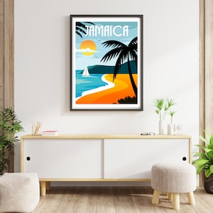 Puede incluir: Un p&oacute;ster enmarcado con una ilustraci&oacute;n colorida de una escena de playa en Jamaica. El p&oacute;ster presenta una palmera, un velero, una playa y una puesta de sol. El texto "Jamaica" est&aacute; impreso en negro en la parte superior del p&oacute;ster.
