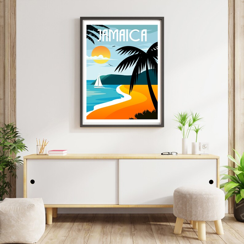 Puede incluir: Un p&oacute;ster enmarcado con una ilustraci&oacute;n colorida de una escena de playa en Jamaica. El p&oacute;ster presenta una palmera, un velero, una playa y una puesta de sol. El texto "Jamaica" est&aacute; impreso en negro en la parte superior del p&oacute;ster.
