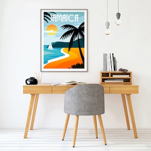 Puede incluir: Un p&oacute;ster enmarcado con una ilustraci&oacute;n colorida de una escena de playa en Jamaica. El p&oacute;ster presenta una palmera, un velero, una playa y una puesta de sol. El texto "Jamaica" est&aacute; impreso en letras negras y negritas en la parte superior del p&oacute;ster.