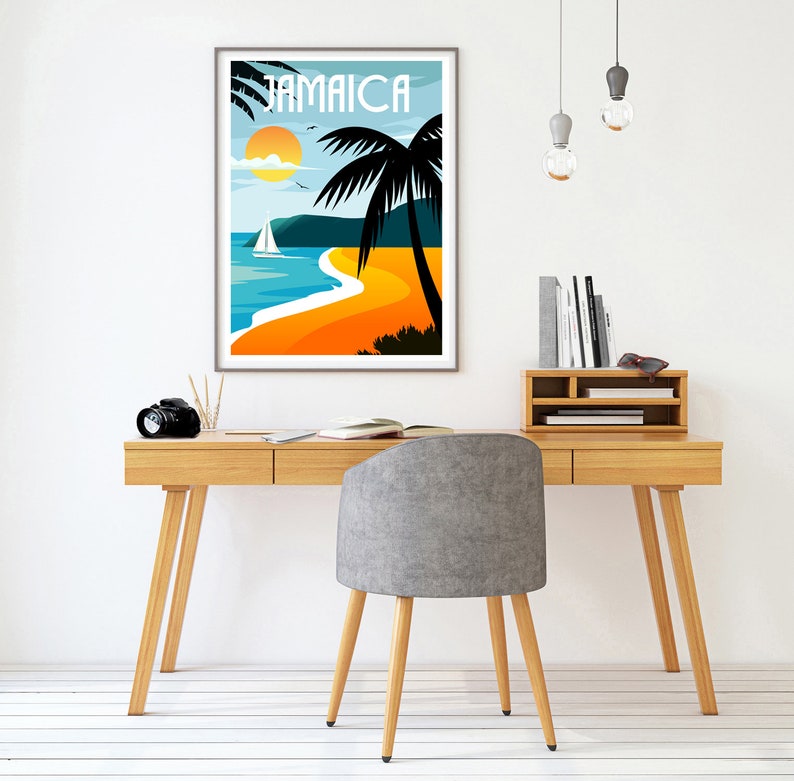 Puede incluir: Un p&oacute;ster enmarcado con una ilustraci&oacute;n colorida de una escena de playa en Jamaica. El p&oacute;ster presenta una palmera, un velero, una playa y una puesta de sol. El texto "Jamaica" est&aacute; impreso en letras negras y negritas en la parte superior del p&oacute;ster.